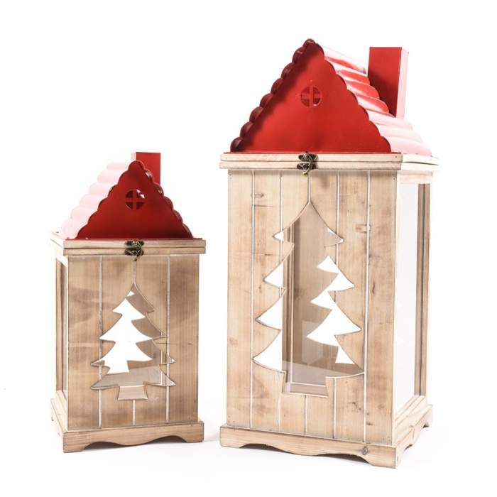 Lucerna dřevěná hranatá dům s kovovou střechou a stromkem červeno-přírodní 42cm MERCURY SRL