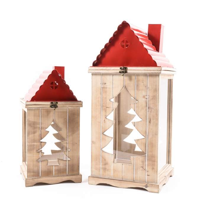 Lucerna dřevěná hranatá dům s kovovou střechou a stromkem červeno-přírodní 61cm MERCURY SRL
